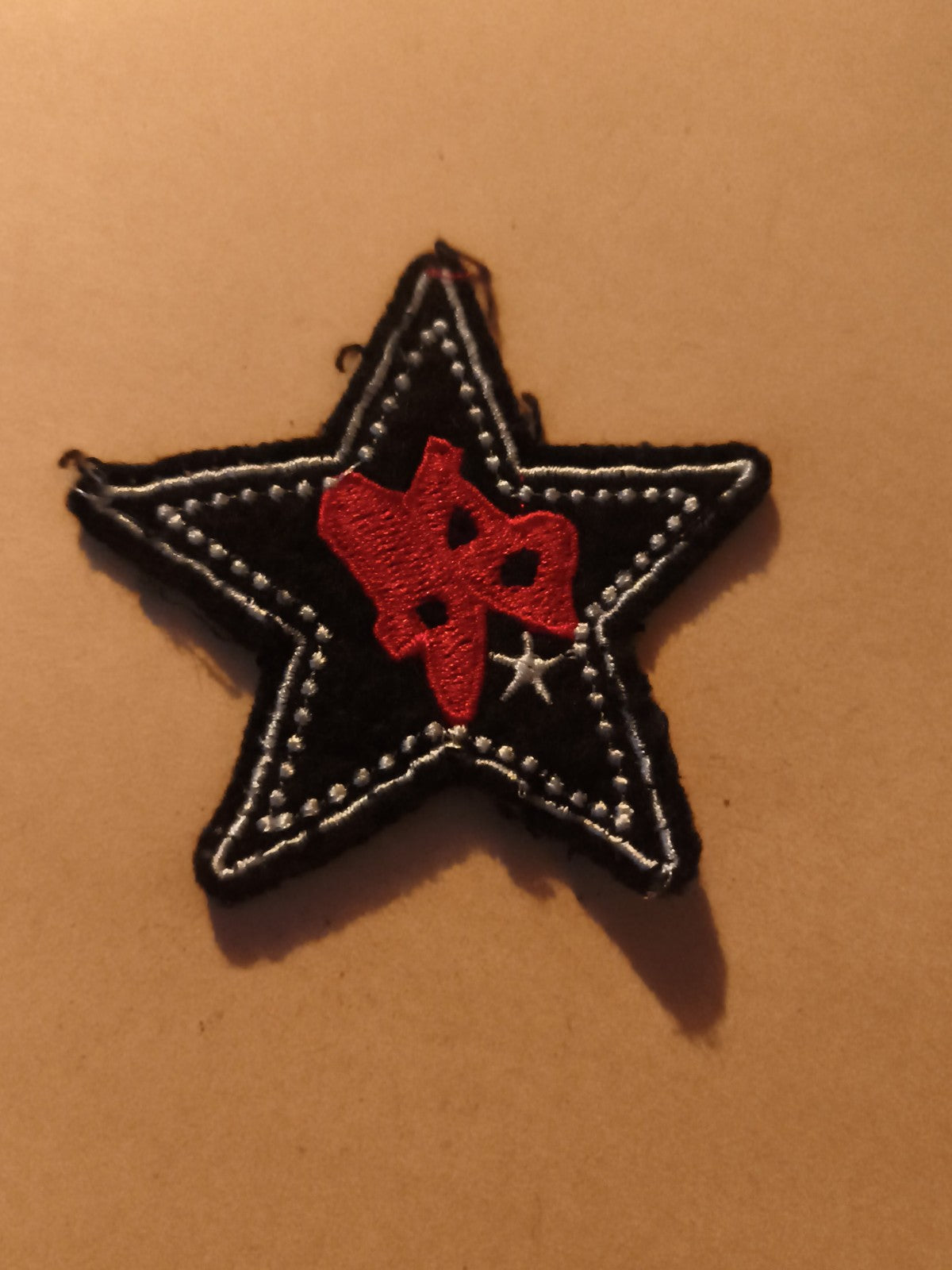 Écusson brodé ancien étoile noire rouge motif rock patch vintage badge