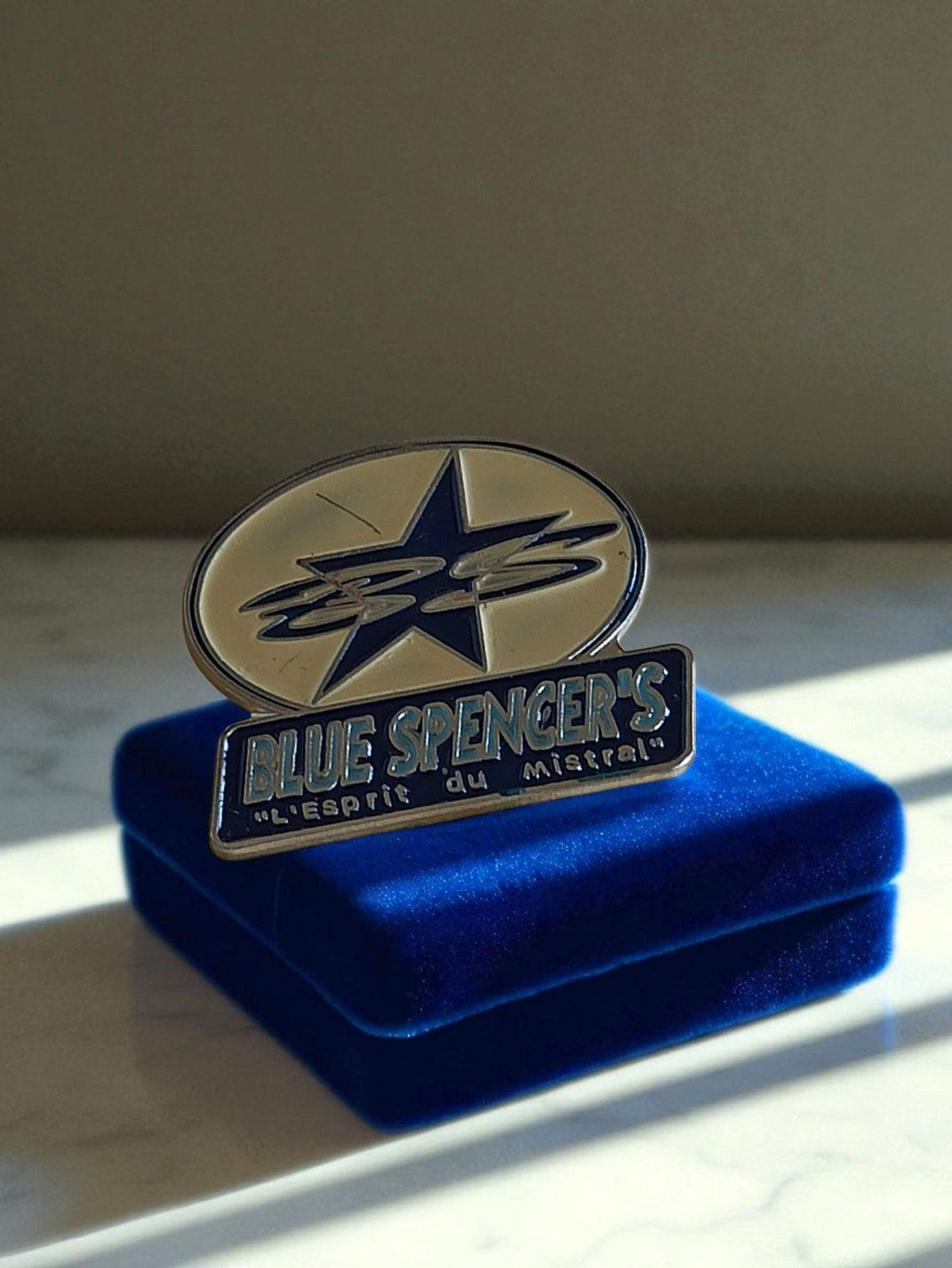 Pin's publicitaire Blue Spencer's vintage édition limitée, logo émaillé