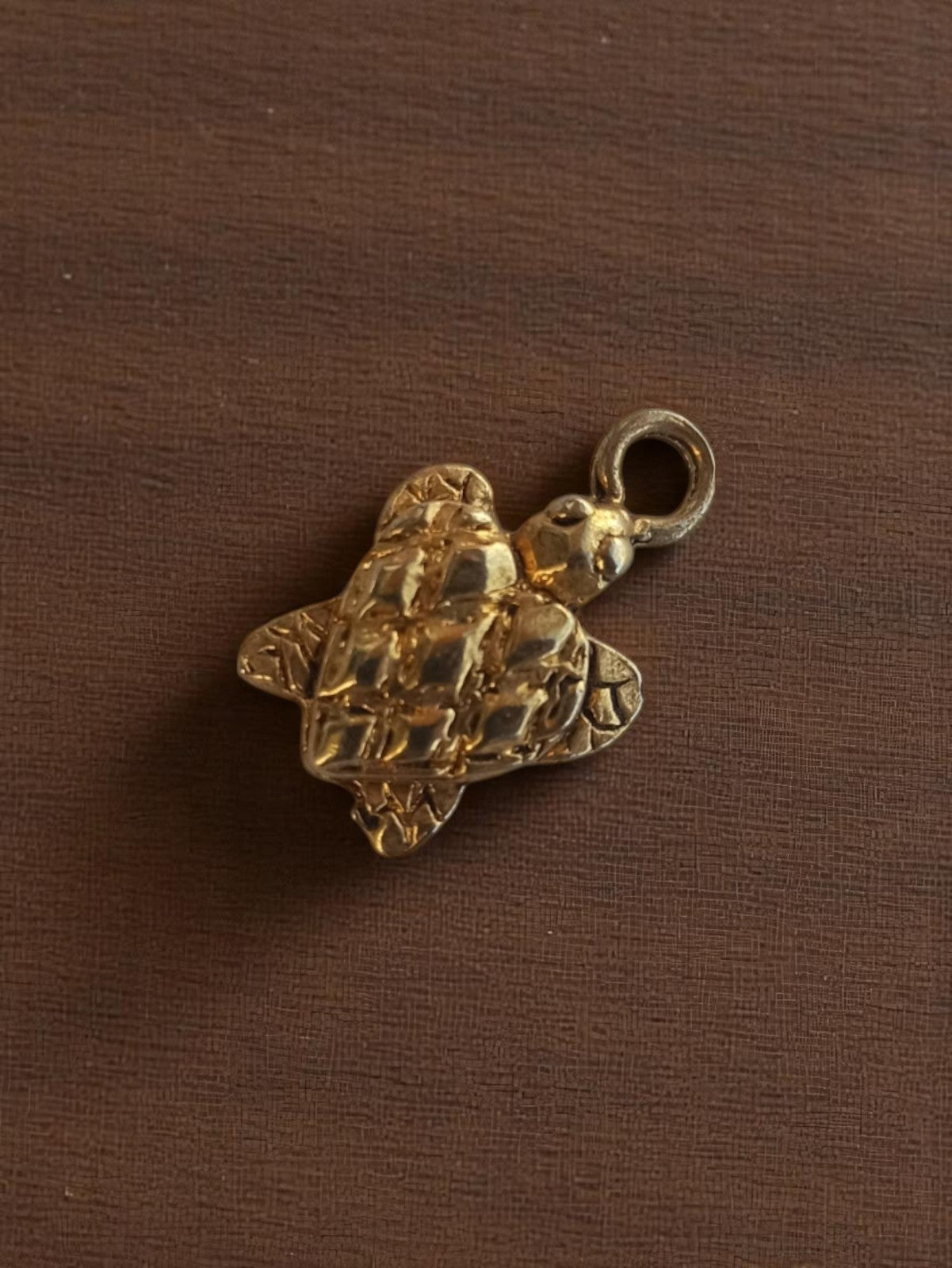 Pendentif tortue vintage métal doré années 1950 bijou ancien deadstock
