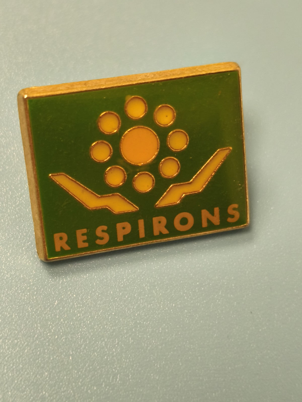 Vintage pin's RESPIRONS vert jaune logo soleil écologie ancien badge (Ref 8)