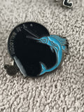 Pin's vintage BALLOCCHI poisson-épée bleu noir pêche sport badge ancien (Ref 9)