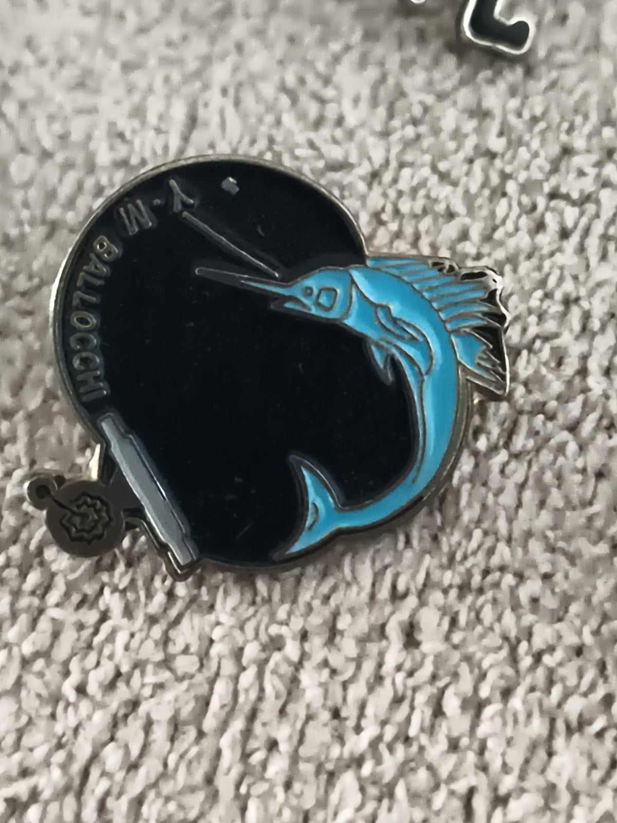 Pin's vintage BALLOCCHI poisson-épée bleu noir pêche sport badge ancien (Ref 9)