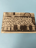 Carte postale ancienne CPA groupe militaire uniforme ? photo noir et blanc colle