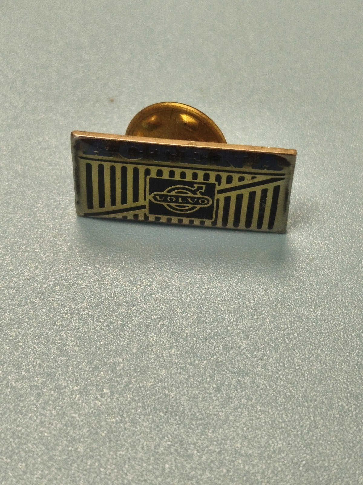 Vintage pin's Volvo rectangulaire logo ancien ? collection automobile rare