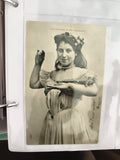 Carte postale ancienne femme costume XIXe humour Le Lézard porte-bonheur CPA