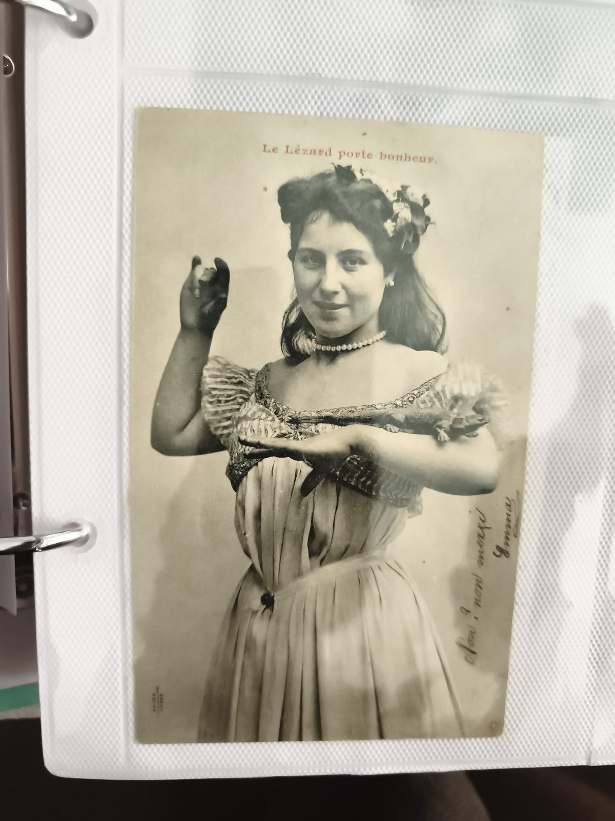 Carte postale ancienne femme costume XIXe humour Le Lézard porte-bonheur CPA
