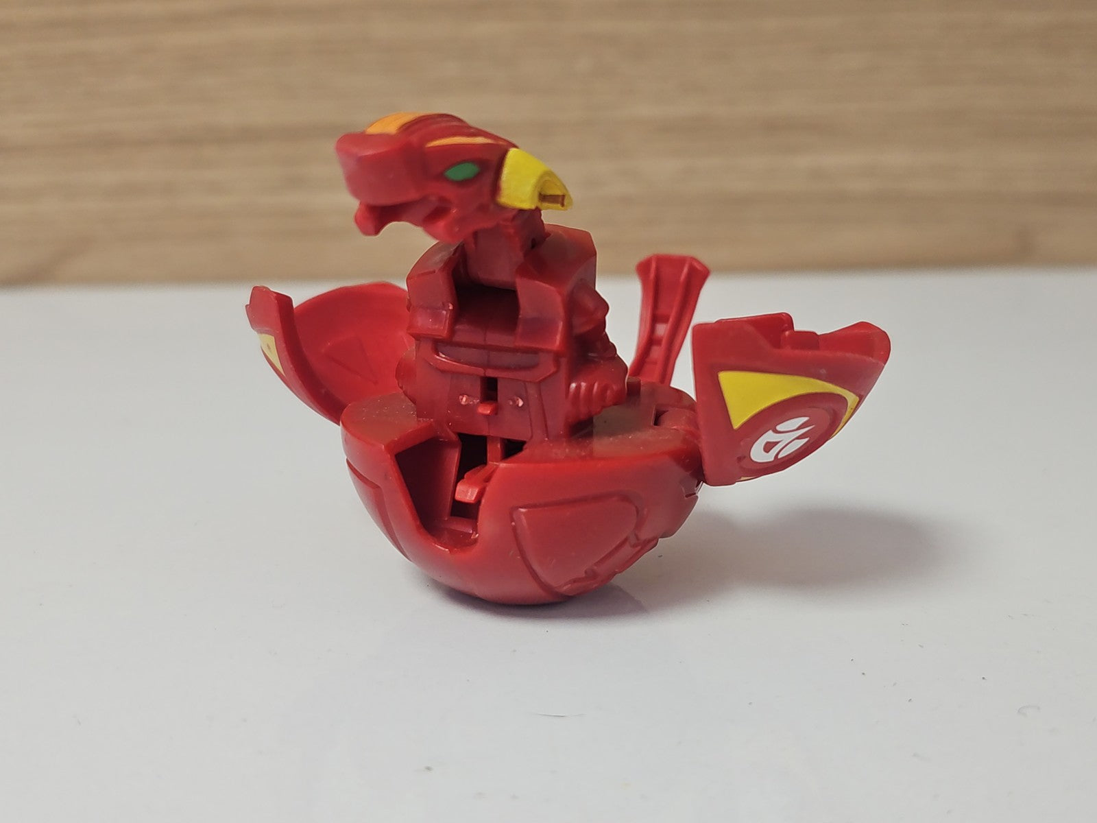Figurine Bakugan rouge articulée d?occasion jouet enfant série animée