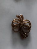 Broche vintage forme nœud grappe finition dorée bijou rétro pin's ancien