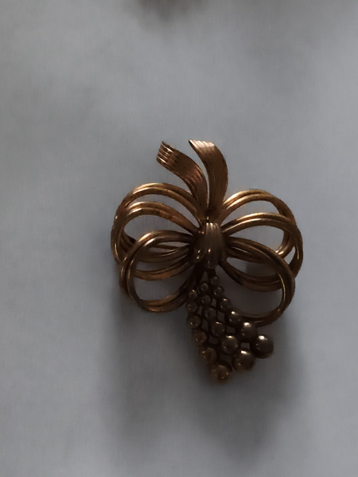 Broche vintage forme nœud grappe finition dorée bijou rétro pin's ancien