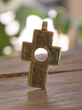 Pendentif croix vintage métal martelé années 50 rétro atelier bijouterie
