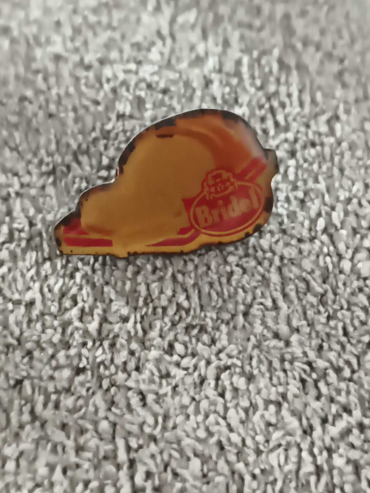 Pin's vintage Bridel fromage publicitaire forme fromage, badge rétro (Ref 10)