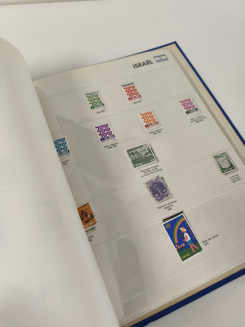 Classeur de timbres partiellement rempli, pages thématiques Japon, reliure bleue