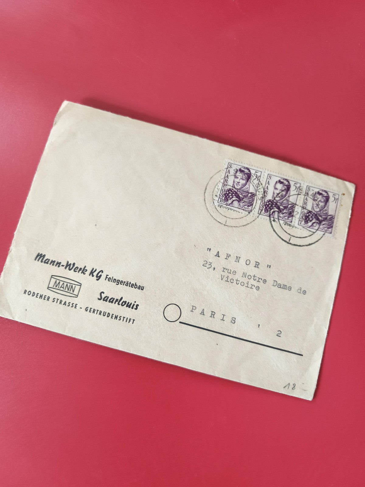 Enveloppe philatélie affranchie Saar, timbres 5f violets, Paris, d'occasion