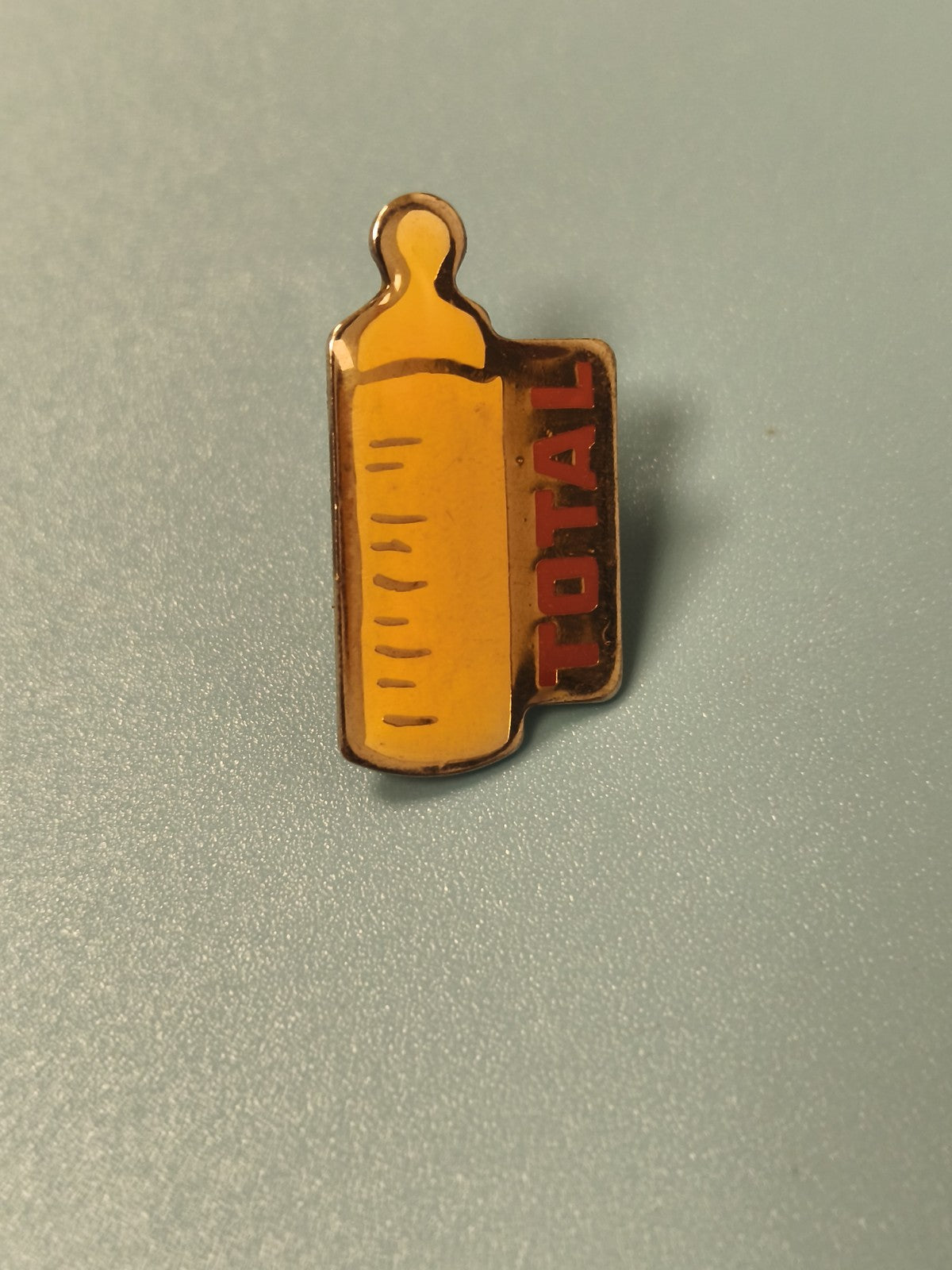 Pin's vintage TOTAL biberon jaune, collection publicité, années 80-90