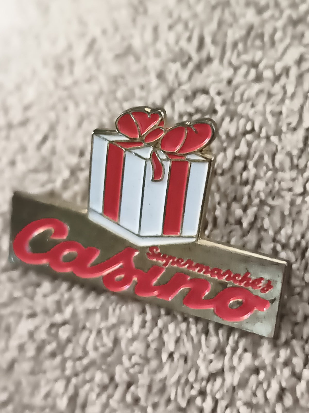 Pin's vintage Supermarchés Casino cadeau, logo rouge blanc, ancien badge pub (Re