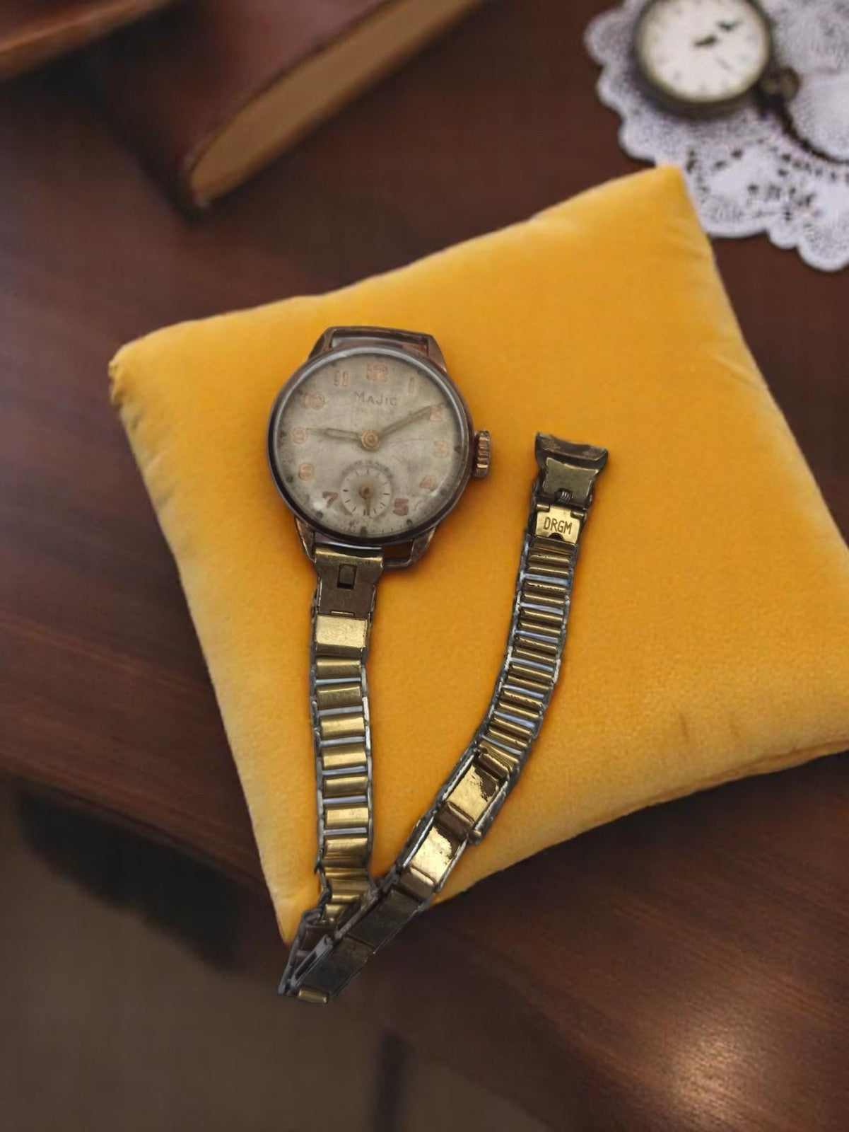 Montre mécanique vintage Majic femme DRGM, cadran patiné, bracelet métal