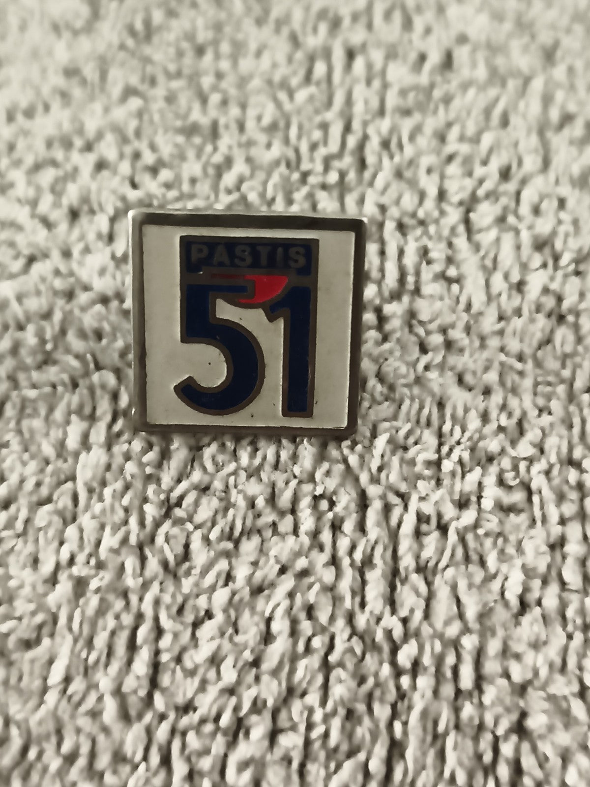 Pin's publicitaire Pastis 51 vintage carré logo bleu rouge ancien (Ref 2)