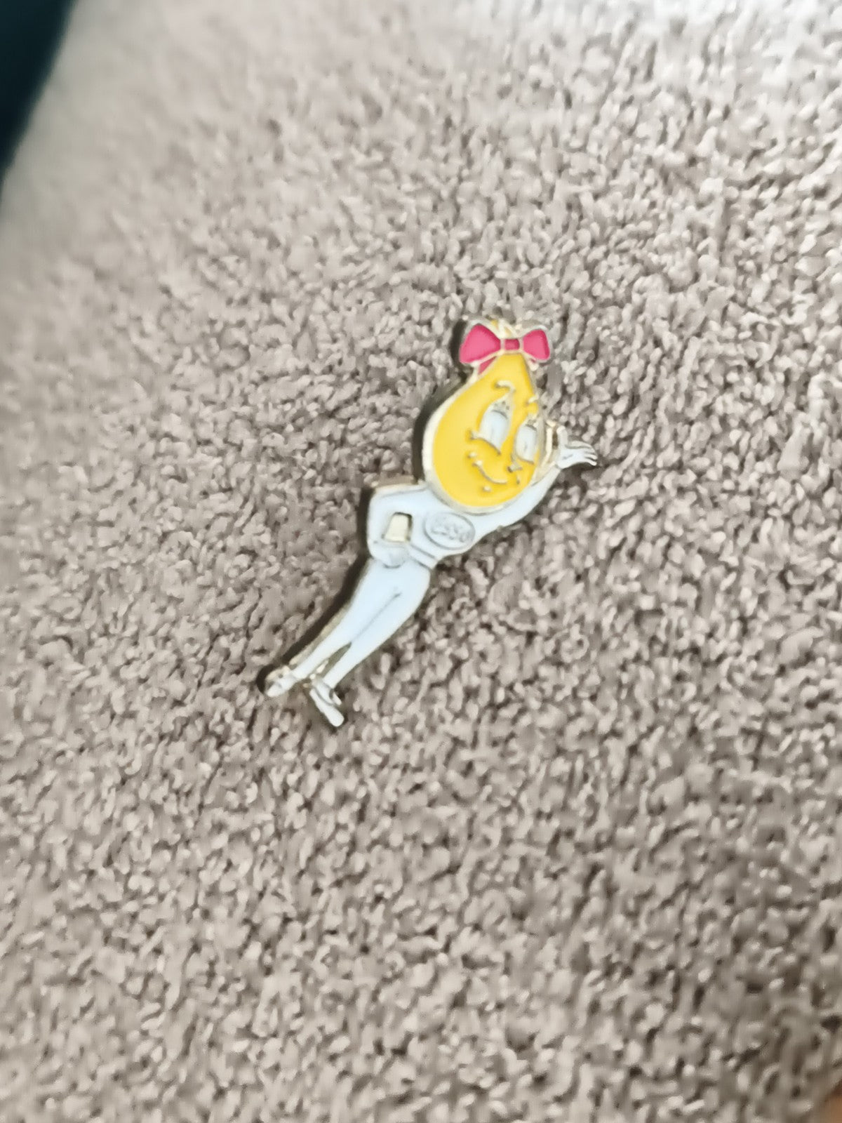 Pin's vintage mascotte goutte jaune nœud rose émaillé badge ancien (Ref 8)