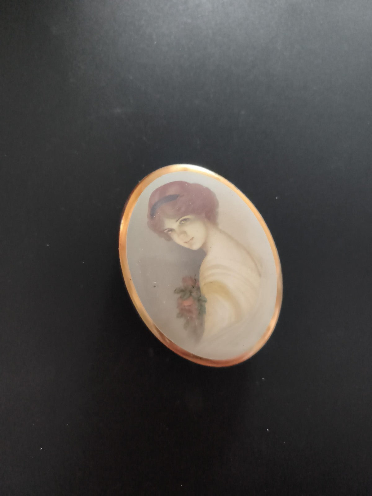 Broche ancienne portrait femme ovale, style Art Nouveau, cadre doré vintage