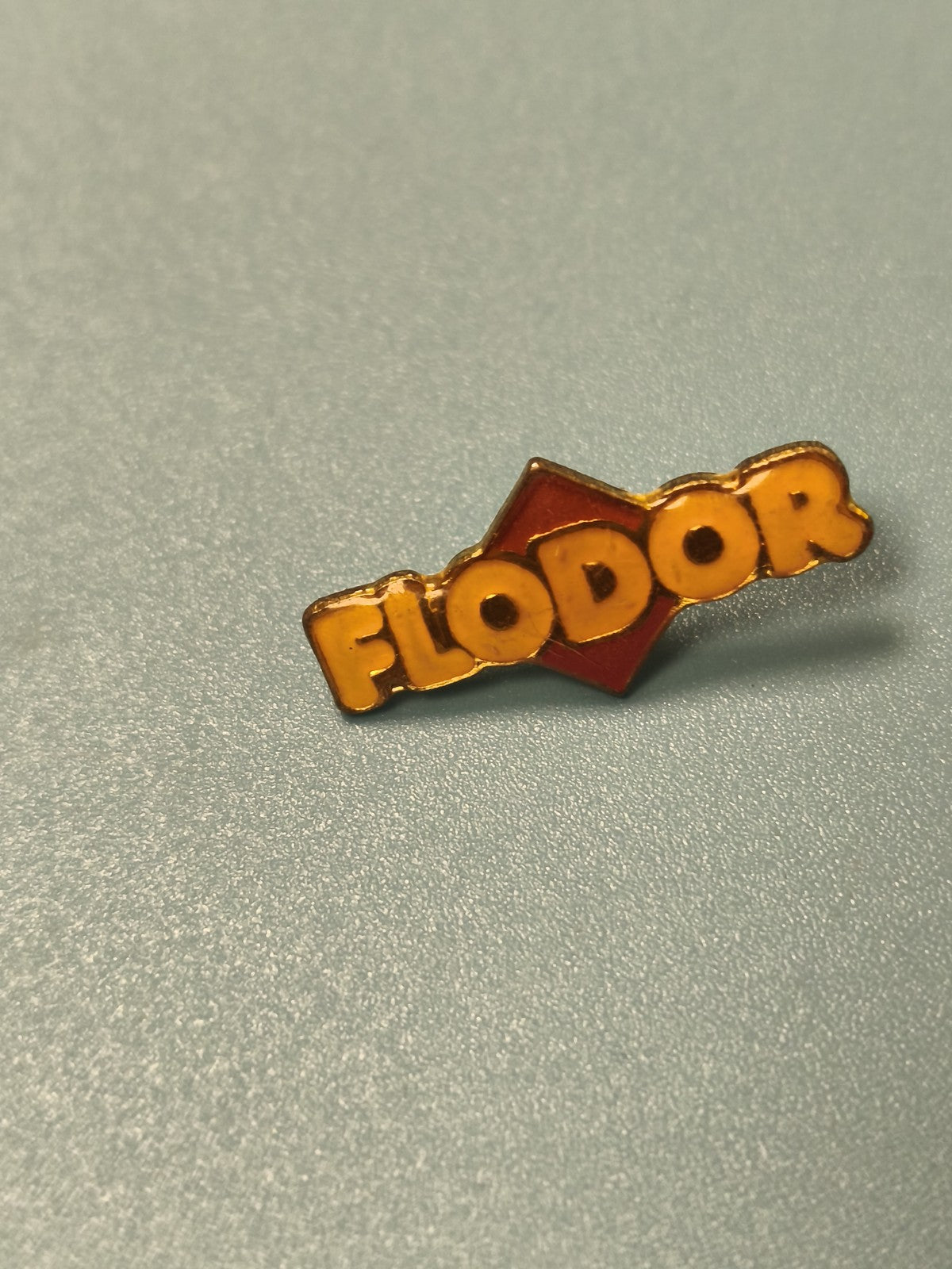 Vintage pin's Flodor jaune et rouge, logo publicitaire ancien collection
