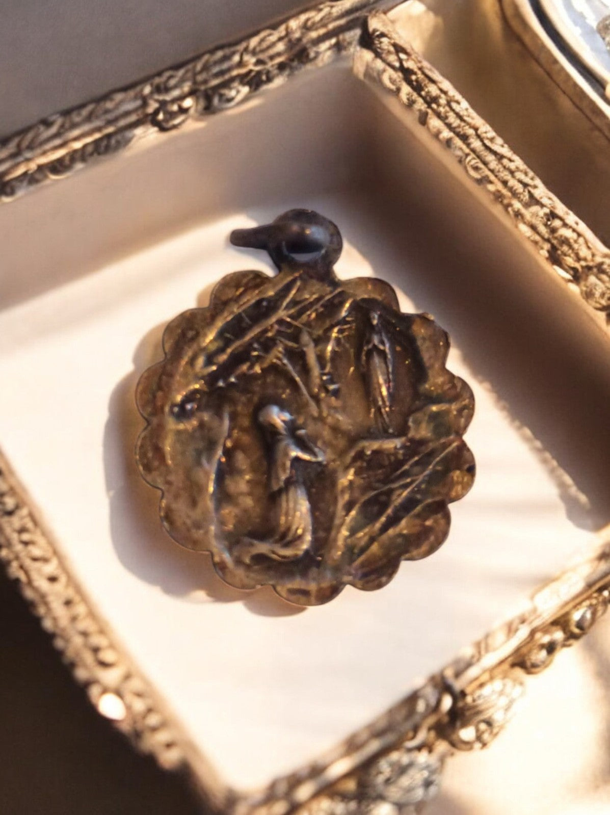 Médaille religieuse vintage relief doré Vierge Marie ovale ajourée ancien
