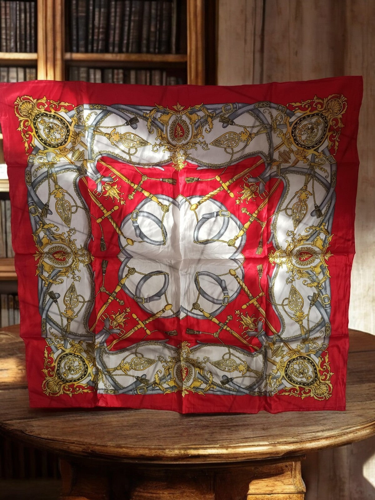 Foulard vintage à motifs équestres rouge or blanc accessoire rétro élégant