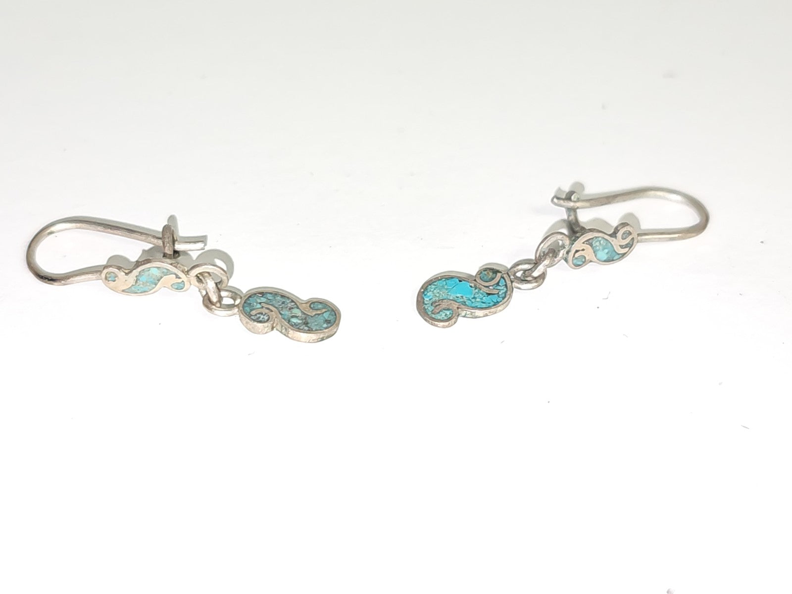 Paire de boucles d'oreilles vintage en argent ancien, bijou rétro collection