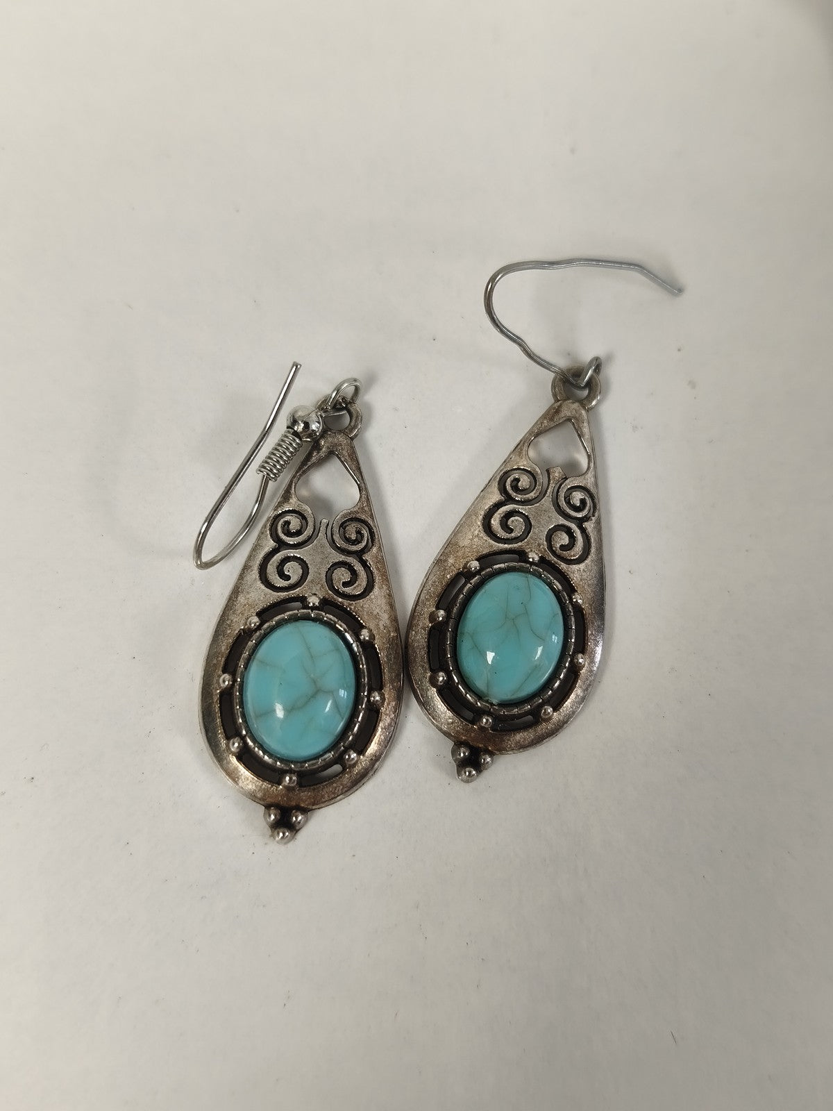 Paire de boucles d?oreilles vintage en argent ancien, bijou rétro collection