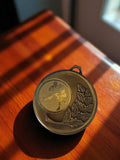 Médaille judo vintage bronze, motif laurier, sport ancien, objet de collection