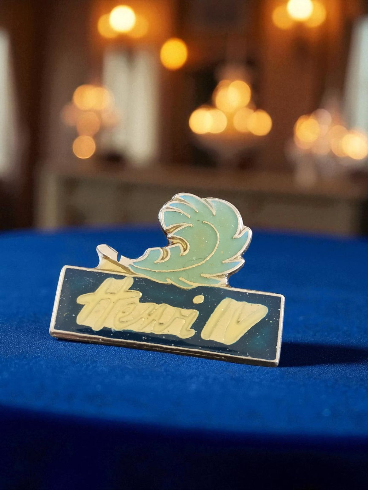 Pin's émaillé publicitaire Henri IV vintage rétro plume ? badge ancien rare