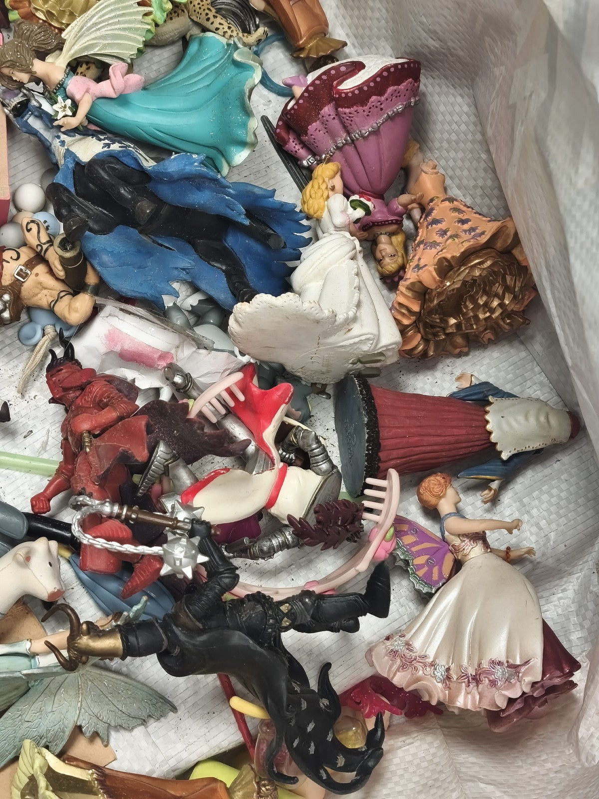 Lot figurines jouets divers fées chevaliers dragons à trier enfants jeu mixte