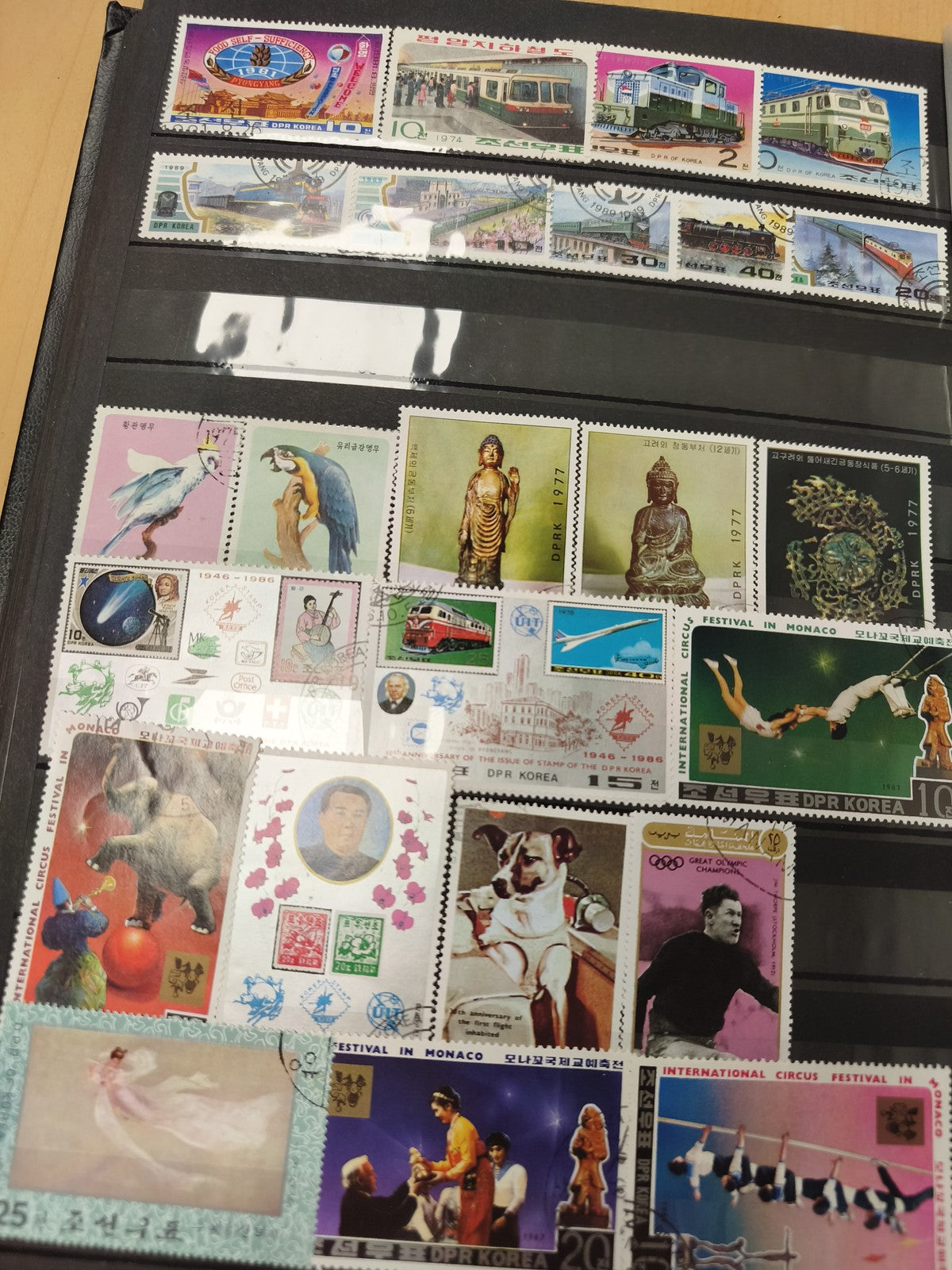 Lot timbres thématiques divers, motifs animaux, trains, sports, arts, multicolor