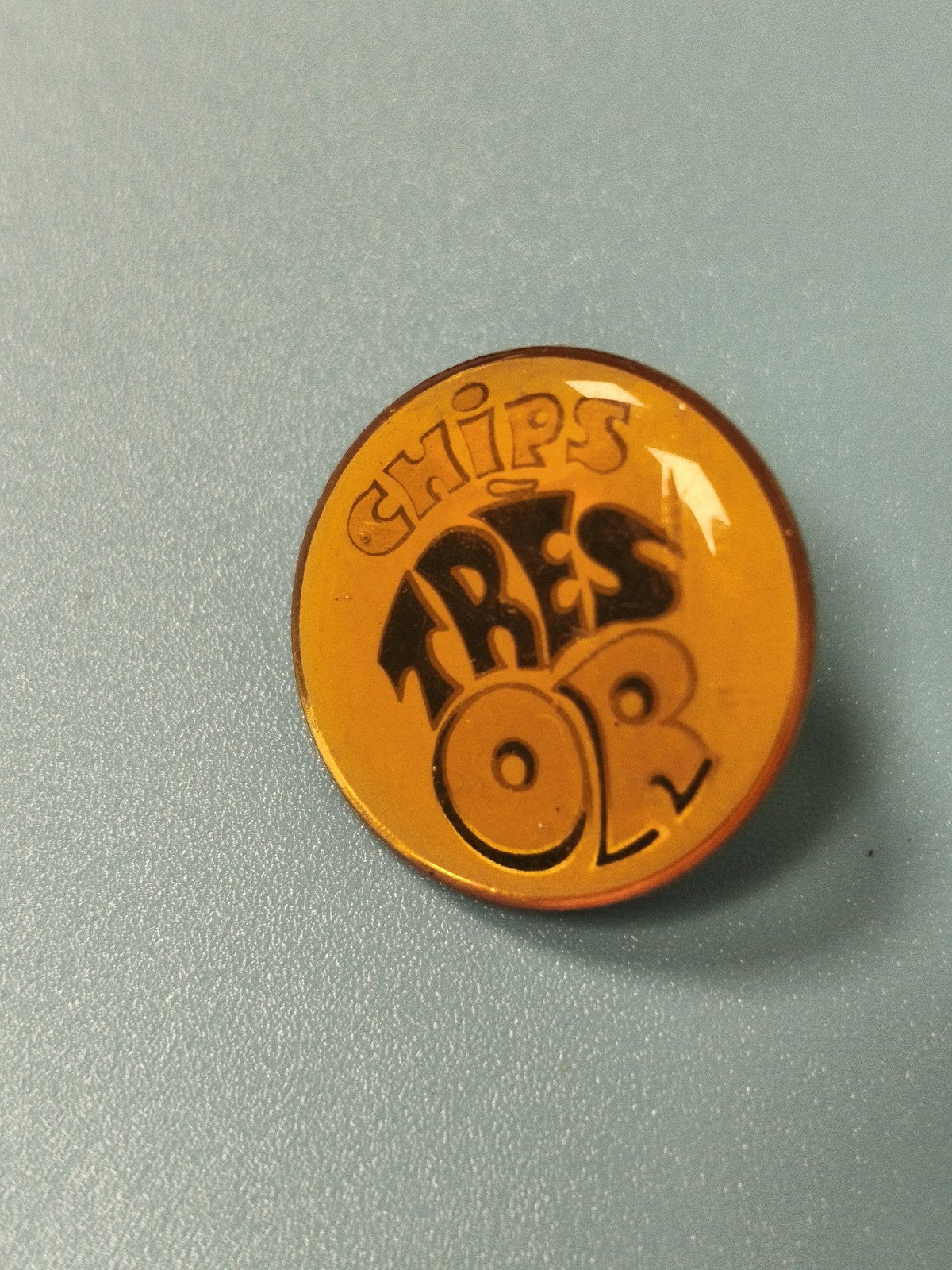 Vintage pin's publicitaire Chips Trèsor rond jaune rétro collection (ref 11)