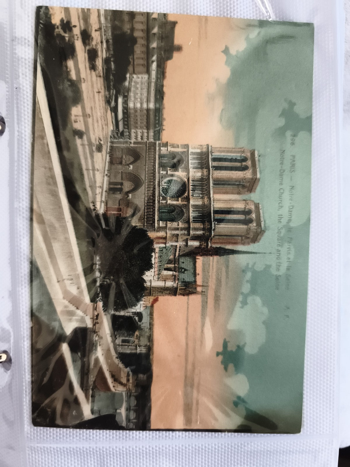 CPA Paris Notre-Dame illustrée colorisée Seine carte postale