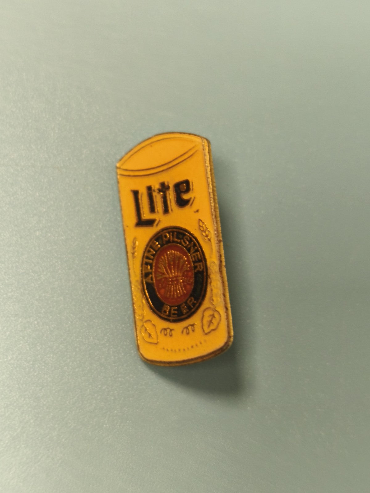 Vintage pin's bière Lite jaune ? collection brasseur ancien (Ref 12)
