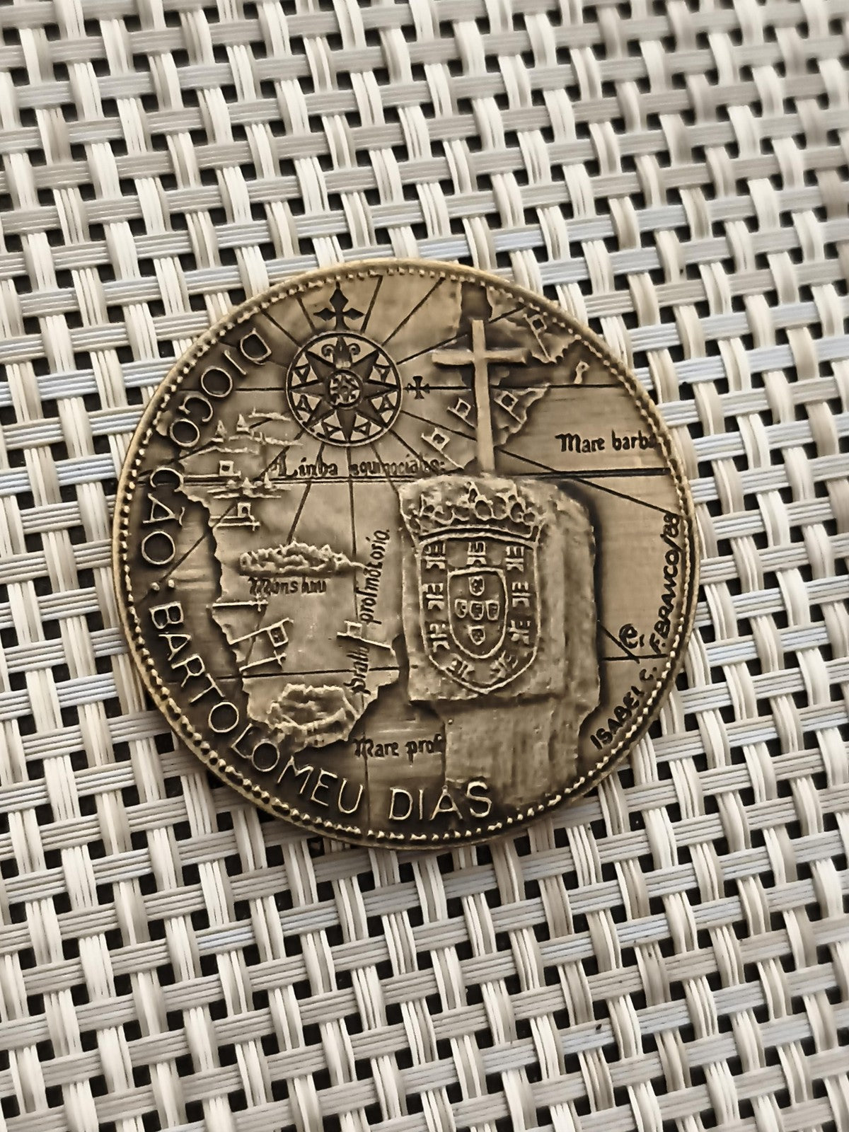 Médaille ancienne Bartolomeu Dias carte relief dorée Portugal vintage