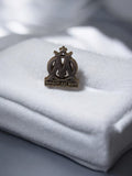 Pin's vintage Olympique de Marseille OM ancien logo foot « Droit au but »