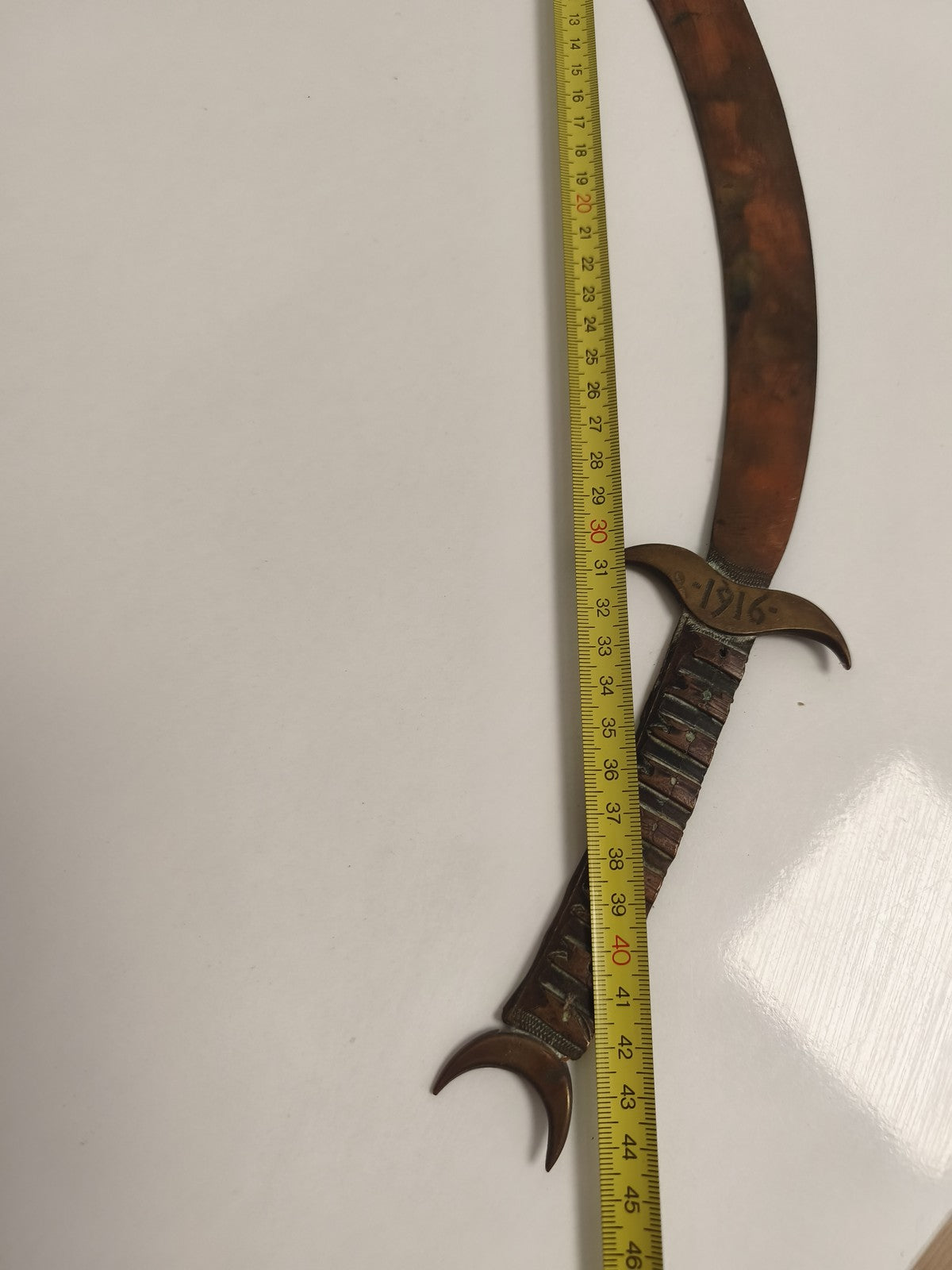 Coupe-papier ancien militaria 1916, grande lame courbe, finition aspect cuivre W