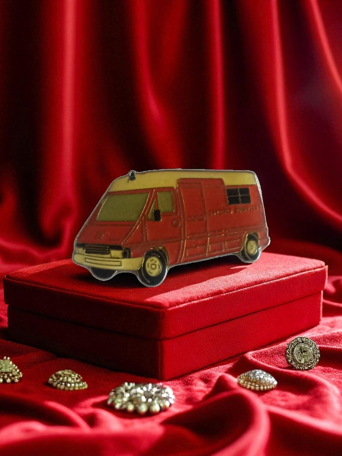 Pin's vintage camion de pompiers ancien, badge rétro véhicule rouge pompier