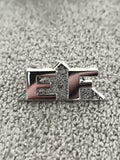 Pin's vintage EF finition chromée relief texturé (Ref 8) badge rétro