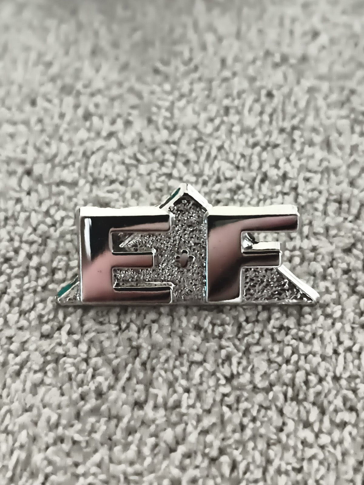 Pin's vintage EF finition chromée relief texturé (Ref 8) badge rétro