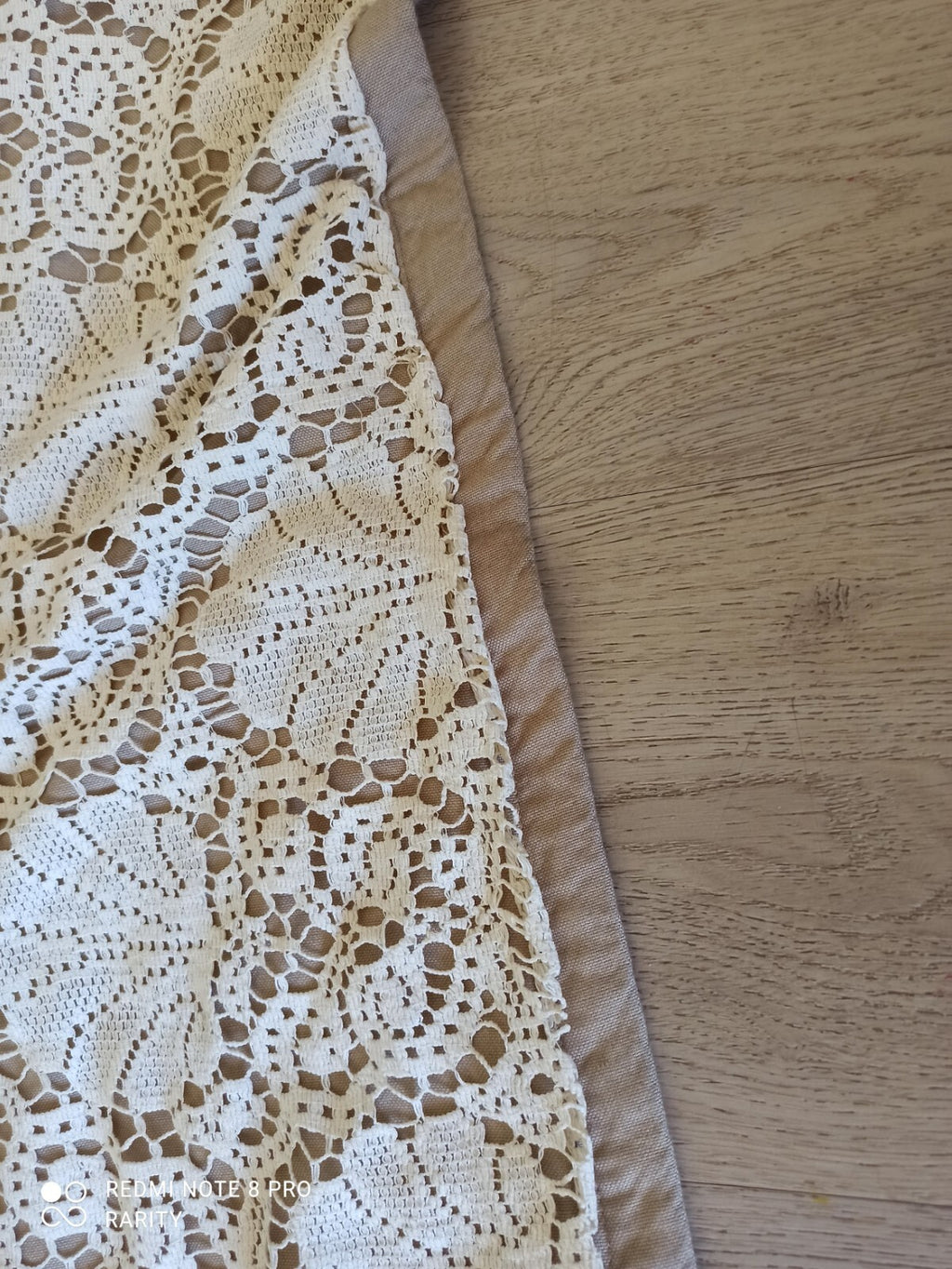 Tapis brodé dentelle motifs anges religieux XIXe décor floral 210x190 cm