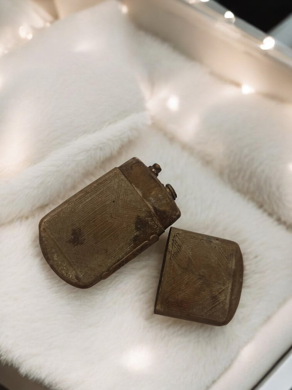 Briquet à mèche ancien vintage, aspect bronze, rétro, objet de collection