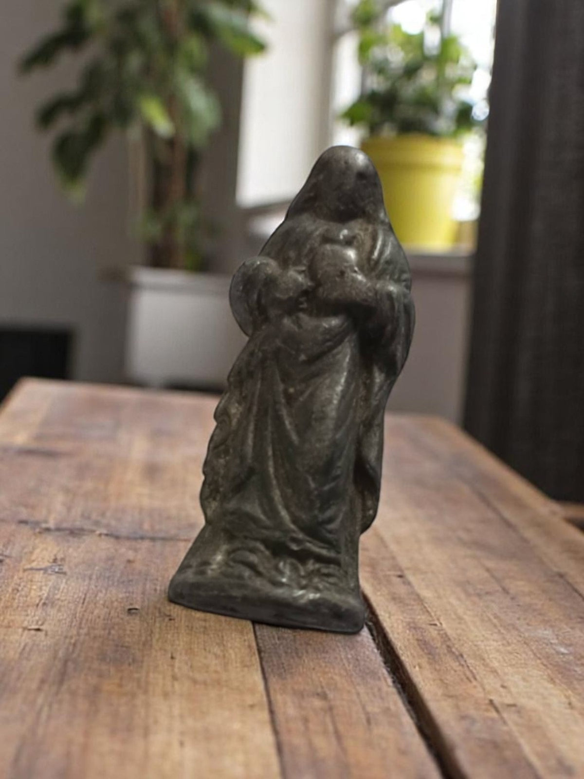 Statuette religieuse ancienne métal sombre Vierge Marie vintage décoration