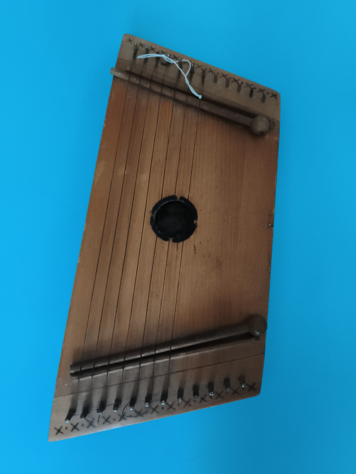 Cithare à cordes bois, instrument musique à caisse plate, style traditionnel