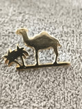 Pin's vintage chameau doré palmier, badge Sahara style années 80 (Ref 7)