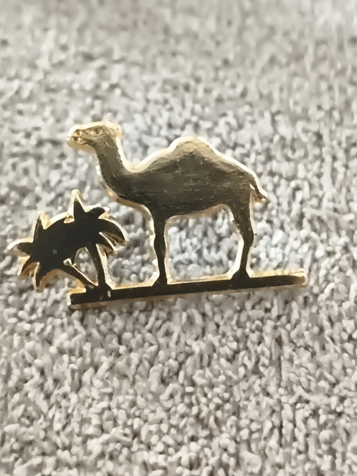 Pin's vintage chameau doré palmier, badge Sahara style années 80 (Ref 7)