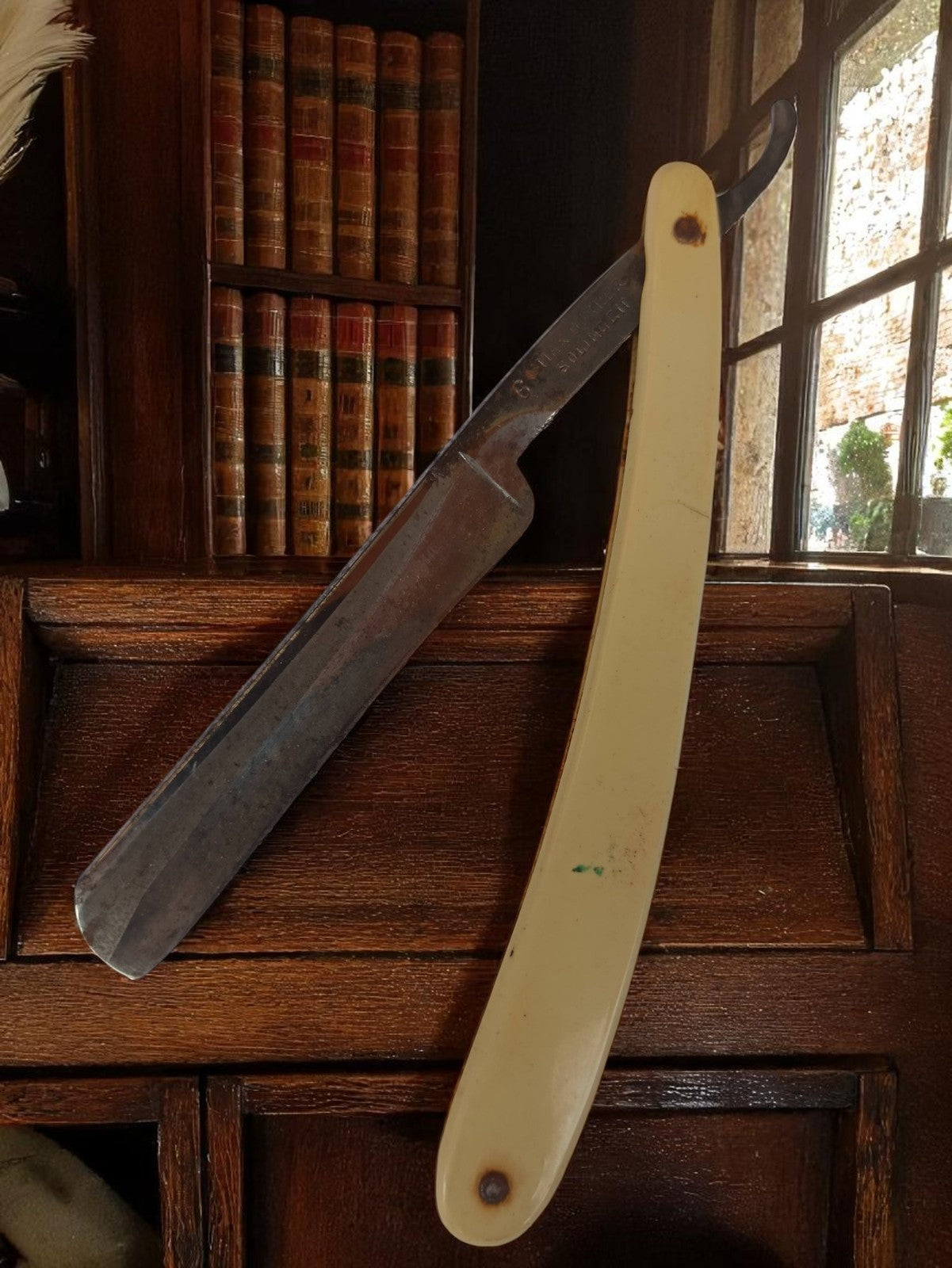 Rasoir droit ancien vintage lame acier, manche ivoire synthétique
