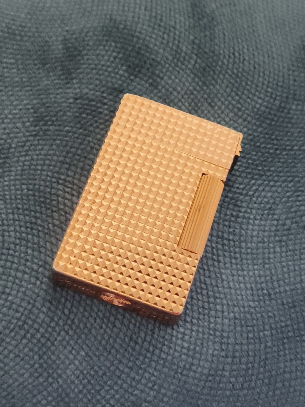 Briquet vintage Rosetta à motif guilloché doré, style années 70, lighter