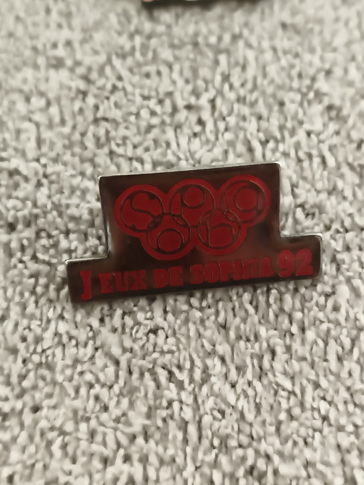 Pin's vintage Jeux de Sophia 92, badge émaillé rouge, olympiades entreprise (Ref